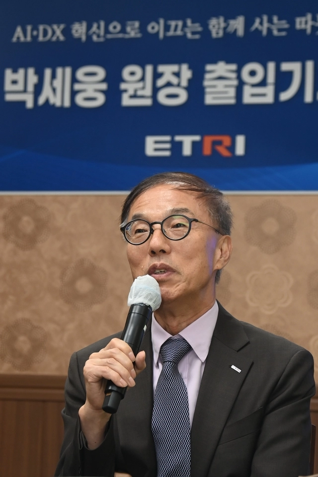 박세웅 ETRI 원장이 29일 대전 본원에서 열린 기자 간담회에서 향후 기관 운영계획과 방향 등에 대해 발표하고 있다. ETRI 제공.