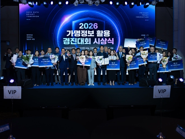 송경희(가운데) 개인정보보호위원회 위원장이 30일 서울 서초구 엘타워에서 개최된 ‘2026 가명정보 활용 경진대회’에서 참석자들과 단체사진을 찍고 있다. 개인정보위 제공