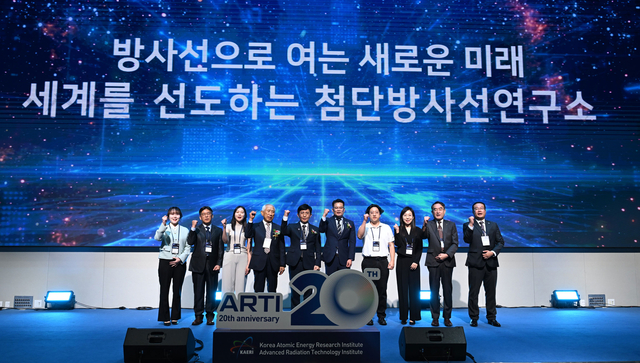 정우식(왼쪽 다섯번째) 한국원자력연구원장과 정병엽(왼쪽 여섯번째) 원자력연 첨단방사선연구소장이 30일 전북 정읍 JB 아우름캠퍼스에서 열린 ‘첨단방사선연구소 20주년 비전선포식’에서 주요 인사들과 기념촬영을 하고 있다. 원자력연 제공.