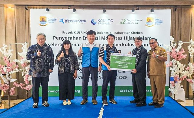 중부발전 노사가 인도네시아 찌레본 지역 보건센터에 친환경 전기 오토바이 15대를 전달한 뒤 기념촬영을 하고 있다. 중부발전 제공