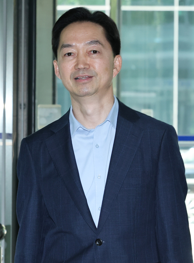 김지용 초대 중대범죄수사청장 후보자가 지난 17일 서울 종로구에 마련된 사무실로 출근하고 있다. [연합뉴스]