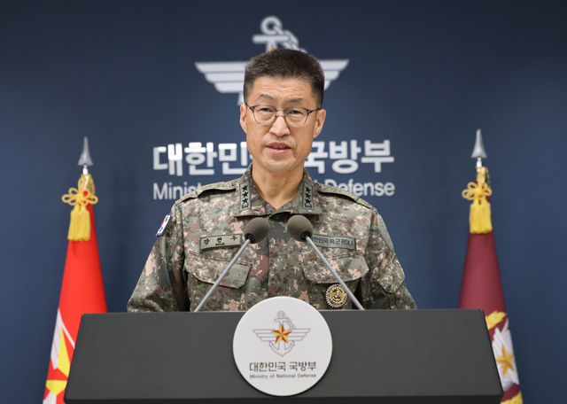 강현우 합참 작전본부장이 30일 서울 용산구 국방부에서 비무장지대(DMZ) 지뢰 폭발 관련 입장을 밝히고 있다. [연합뉴스]