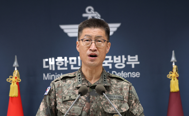강현우 합참 작전본부장이 30일 서울 용산구 국방부에서 비무장지대(DMZ) 지뢰 폭발 관련 입장을 밝히고 있다. [연합뉴스]
