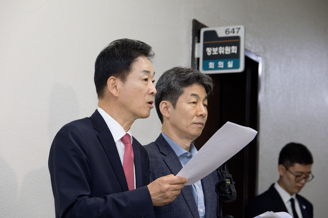 국회 정보위원회 여야 간사인 윤건영(오른쪽) 더불어민주당·유영하(왼쪽) 국민의힘 의원이 30일 국회 본청에서 이종석 국정원장이 출석한 정보위 전체회의를 마친 후 브리핑하고 있다. [국회사진기자단·연합뉴스]
