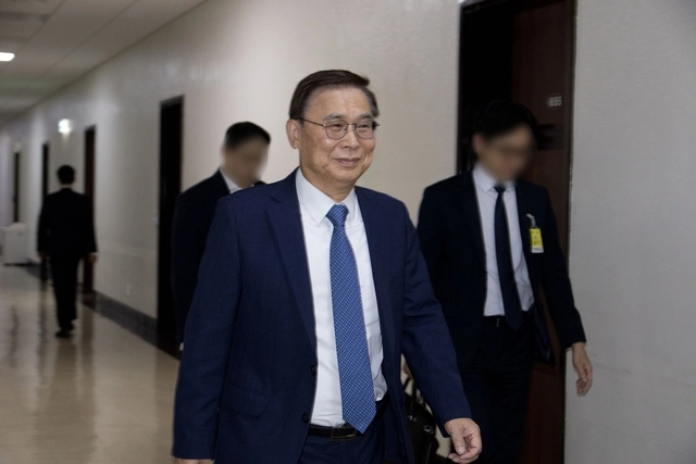 이종석 국가정보원장이 30일 국회 본청에서 국회 정보위원회 전체회의를 마친 뒤 회의장을 나서고 있다. [국회사진기자단·연합뉴스]