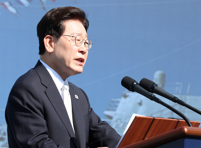 이재명 대통령이 30일 울산에서 열린 대호김종서함 진수식에서 축사를 하고 있다. [청와대통신사진기자단]