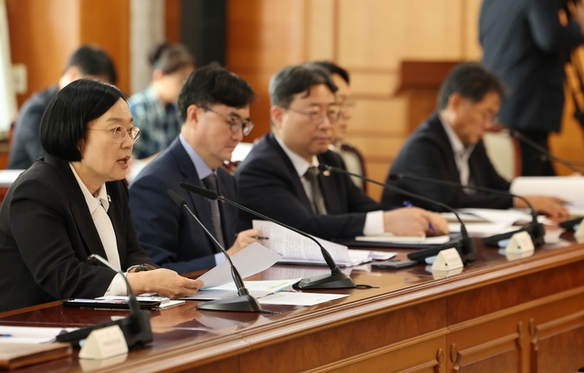 한성숙 국무총리가 30일 서울 종로구 정부서울청사에서 열린 제3차 범부처 주택 신속공급 점검회의에서 발언하고 있다. [연합뉴스]