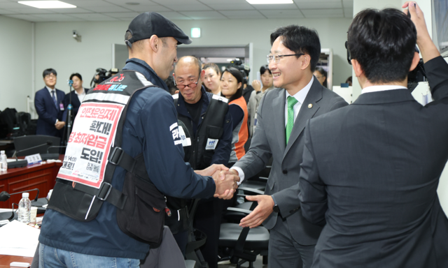 임광현(사진 오른쪽) 국세청장이 구교현 민주노총 공공운수 라이더 유니온지부장과 악수하고 있다. 국세청 제공