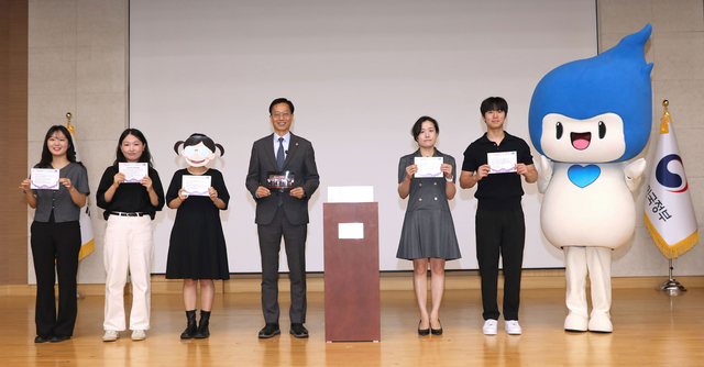 김용선(왼쪽 네번째) 지식재산처장은 1일 정부대전청사에서  열린 ‘출범 1주년 기념행사’에서 2035 타임캡슐 봉인을 직원들과 하고 있다. 지재처 제공.