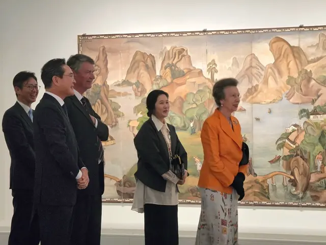 이재용(왼쪽 두번째) 삼성전자 회장이 지난달 30일(현지시간) 영국 런던 영국박물관에서 영국 왕실 앤(맨 오른쪽) 공주, 앤 공주 남편인 티머시 로런스(오른쪽 세번째) 경과 KH컬렉션 순회전을 둘러보고 있다. 삼성전자 제공