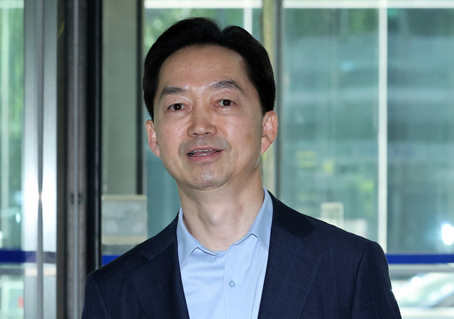 김지용 초대 중대범죄수사청장 후보자가 지난 9월17일 서울 종로구에 마련된 사무실로 출근하고 있다.   [연합뉴스]
