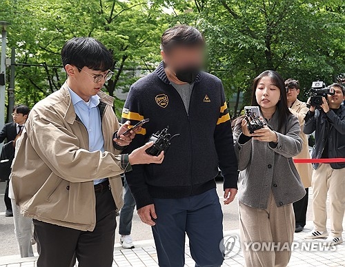 자본시장법 위반과 뇌물공여 혐의를 받는 유명 인플루언서 남편인 재력가 이모씨가 지난 4월22일 서울 양천구 남부지법에서 열린 구속 전 피의자 심문(영장실질심사)에 출석하고 있다.  [연합뉴스]