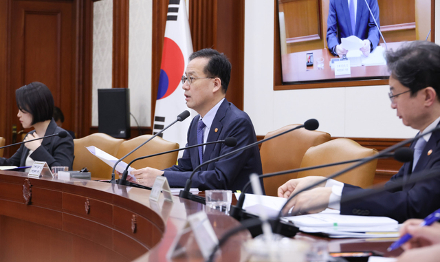 이형일 경제부총리 겸 재정경제부 장관이 1일 서울 종로구 정부서울청사에서 열린 비상경제본부회의 겸 경제관계장관회의에서 발언하고 있다. (연합뉴스)