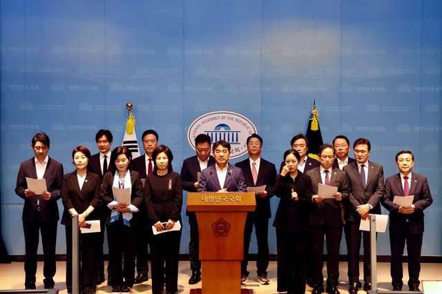 기자회견하는 국힘의힘 부산 국회의원들. 국민의힘 부산시당 제공