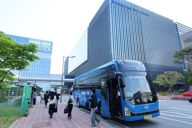 인천 연수구 삼성바이오로직스 공장에 직원들이 출근하고 있다. 연합뉴스