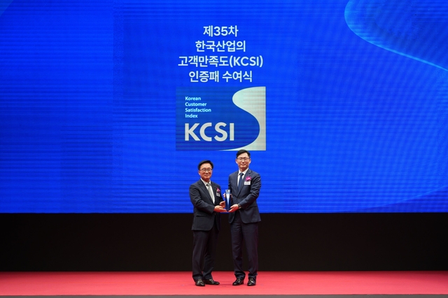 민기식(오른쪽) SK쉴더스 대표가 ‘2026 한국산업의 고객만족도(KCSI)’ 무인경비 부문 1위 수상을 기념해 촬영하고 있다. SK쉴더스 제공