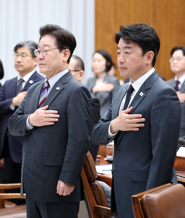 이재명 대통령이 29일 청와대에서 열린 메가프로젝트 제3차 민관합동 점검회의에서 국민의례를 하고 있다. 오른쪽은 강훈식 대통령비서실장. [연합뉴스]