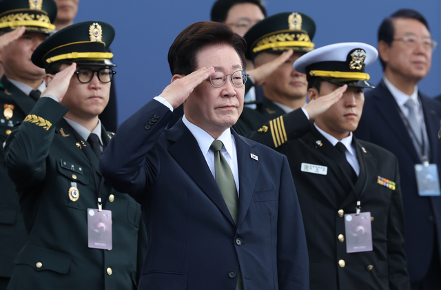이재명 대통령이 1일 충남 계룡대에서 열린 제78주년 국군의 날 기념행사에서 거수경례하고 있다. [연합뉴스]