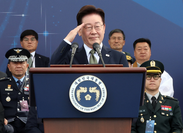 이재명 대통령이 1일 충남 계룡대에서 열린 제78주년 국군의 날 기념행사에서 거수경례를 하고 있다. [연합뉴스]