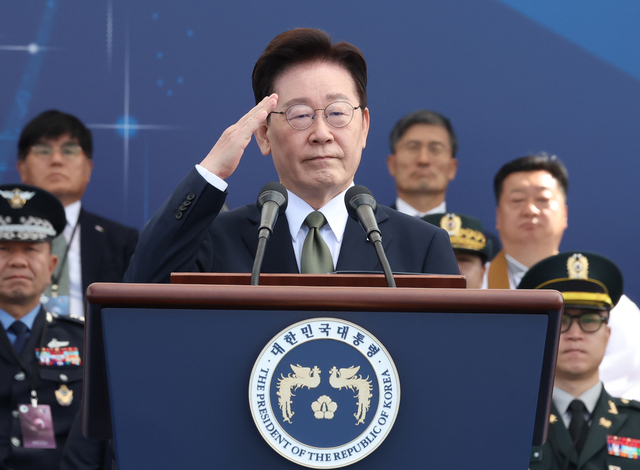 이재명 대통령이 1일 충남 계룡대에서 열린 제78주년 국군의 날 기념행사에서 거수경례하고 있다. [연합뉴스]