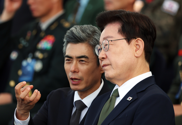이재명 대통령이 1일 충남 계룡대에서 열린 제78주년 국군의 날 기념행사에서 강신철 국방부 장관의 설명을 듣고 있다. [연합뉴스]