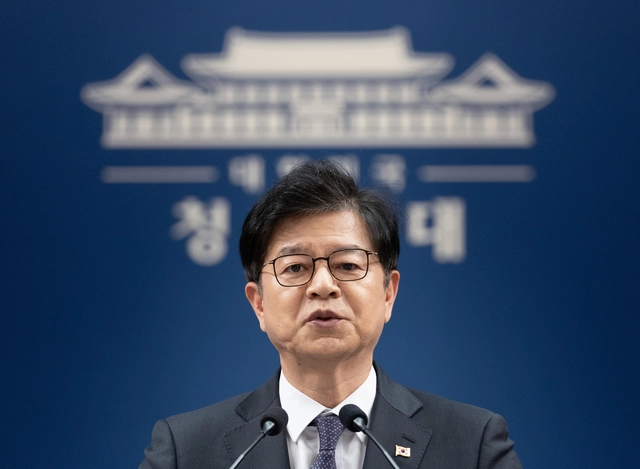 성기홍 홍보소통수석이 1일 청와대 기자회견장에서 인사 관련 브리핑을 하고 있다. [청와대통신사진기자단]
