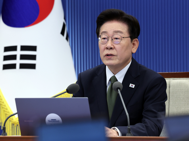 이재명 대통령이 1일 청와대에서 열린 수석보좌관회의에서 발언하고 있다. [청와대통신사진기자단]