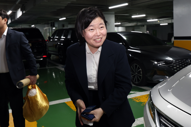 임은정 초대 광주지방중대범죄수사청장이 중대범죄수사청 공식 출범일인 2일 오후 첫 출근해 직원들에게 인사하고 있다.   [연합뉴스]