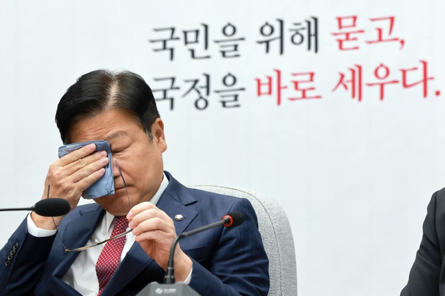 정점식 국민의힘 원내대표가 2일 국회에서 열린 국정감사대책회의에 참석해 발언을 마친 뒤 눈물을 닦고 있다. 정 원내대표는 발언에서 오늘부터 시행되는 개정 형사소송법과 검찰청 폐지를 언급하며 울컥한 모습을 보였다. 연합뉴스