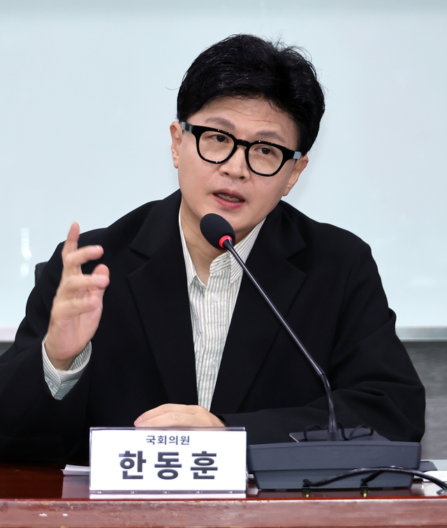무소속 한동훈 의원이 1일 국회 의원회관에서 열린 ‘개정 형소법 시행 D-1 토론회 : 검찰 폐지, 내일부터 지옥문이 열린다’에서 인사말을 하고 있다.  [연합뉴스]
