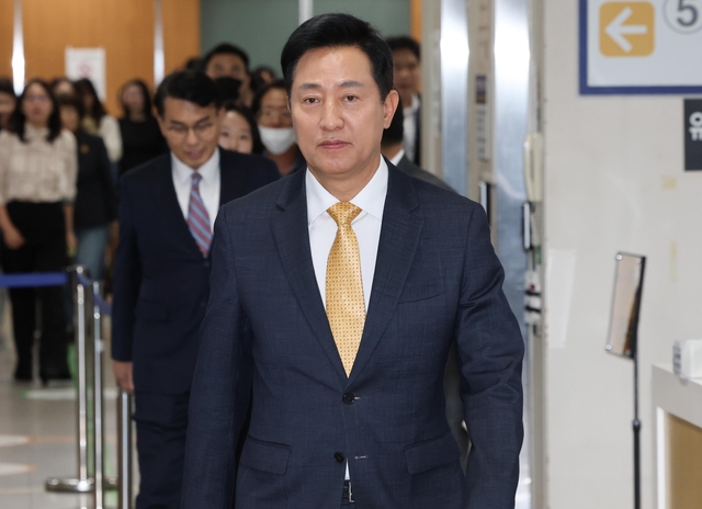 오세훈 서울시장이 2일 서울 서초구 서울고등법원에서 열리는 명태균 여론조사 의혹 사건 항소심 결심공판에 출석하고 있다.   [연합뉴스]