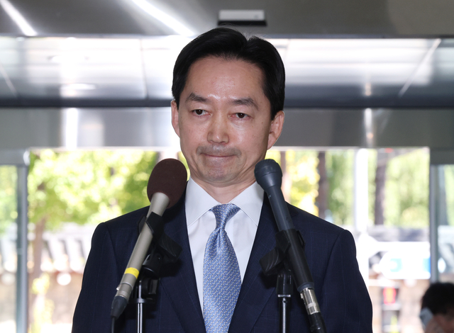 김지용 중대범죄수사청장 후보자가 2일 인사청문회 준비 사무실이 마련된 정부서울청사 창성동 별관으로 들어서고 있다.   [연합뉴스]
