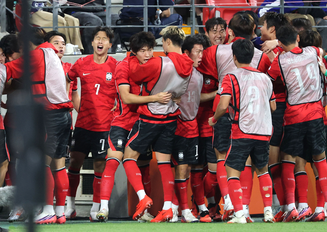 3일 일본 아이치현 도요타 스타디움에서 열린 2026 아이치·나고야 아시안게임 남자 축구 대한민국과 일본의 결승. 한국 엄지성이 선제골을 넣은 뒤 기뻐하고 있다.   [연합뉴스]