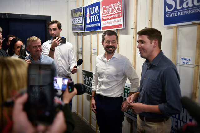 Former Secretary of Transportation Pete Buttigieg talks to the press while attending a campaign event with Democratic candidate for US Senate Chris Pappas in Manchester, New Hampshire, US, October 2, 2026. REUTERS/Daniel Sarch
<Copyright (c) Yonhap News Agency prohibits its content from being redistributed or reprinted without consent, and forbids the content from being learned and used by artificial intelligence systems.>