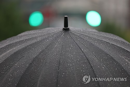 우산에 맺힌 빗방울. 연합뉴스