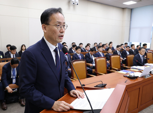 이형일 “반도체 호황에 3%대 성장”…대외리스크 선제 대응
