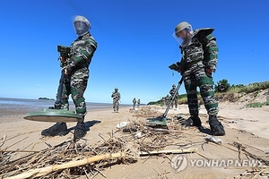 “또 떠내려왔다”…강화군 해수욕장서 北유실지뢰 54일만에 재발견