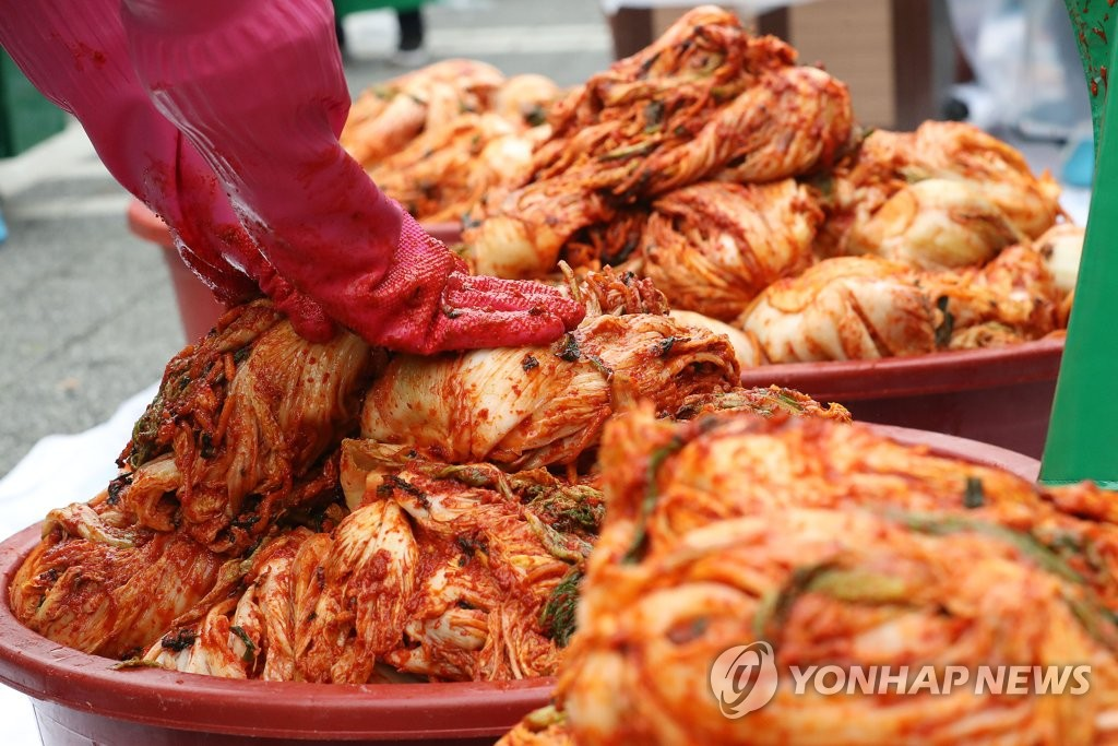 "중국산은 찜찜하고, 김장은 비싸고"...밥상 점령한 '국산 포장김치... - 뉴스 썸네일 이미지