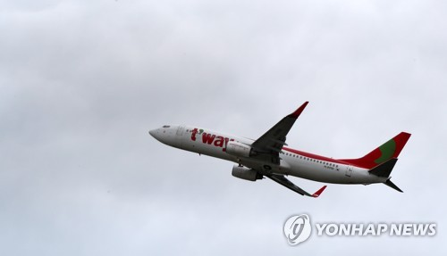 비행 중 1만m 상공서 비상문 벌컥 열려던 승객의 최후