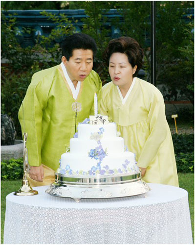 환갑잔치에서 촛불 끄는 노 전 대통령 부부