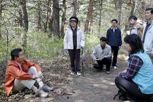 대관령 휴양림 산책하는 노 전 대통령