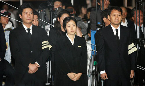 추모객 맞이하는 노건호씨 부부와 이광재 의원