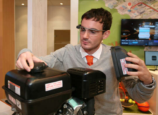 비콘·구글글라스 결합… 조립매뉴얼 띄워주는 `스마트 안경`