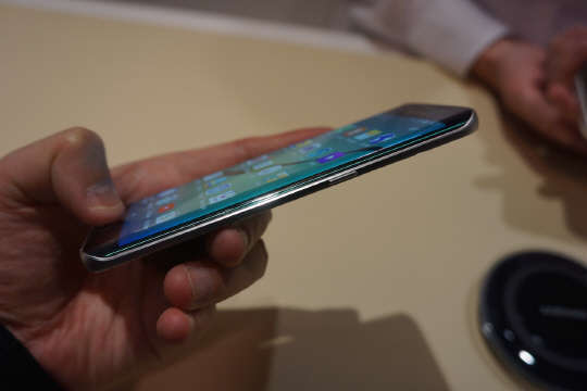 모서리가 빛나는 ‘갤S6 엣지’… 비추며 살펴보니