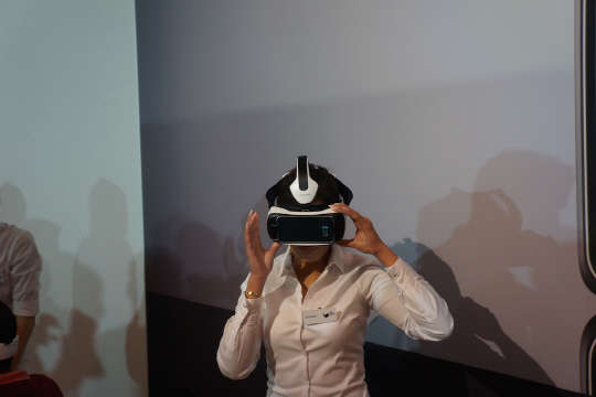 덮개 사라진 기어VR, 증강현실 직접 체험해봤더니