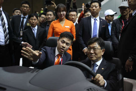 <사진기사>윤상직 산업부 장관 서울모터쇼 개막식 참관