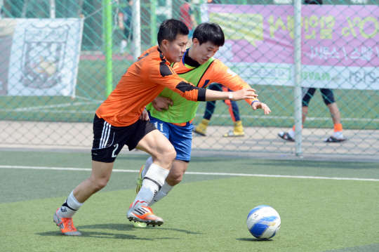 치열한 볼 다툼