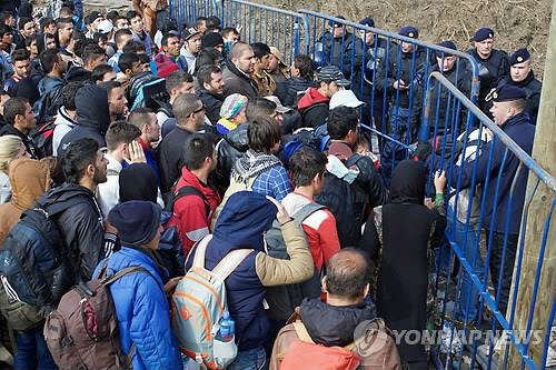 유럽 난민 100만명 각국 수용놓고 분열