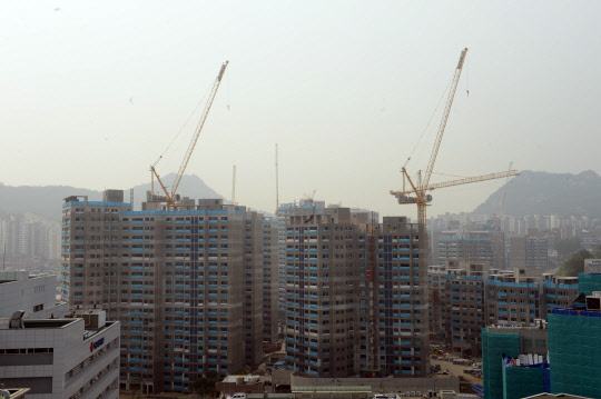 내달부터 중도금 대출규제…수도권·강남 재건축 직격탄