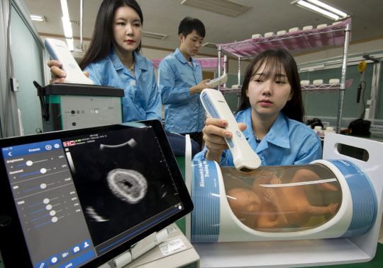 긴급환자 살리는 휴대용 `진단박사` … 초음파 진료 새 시대 연다